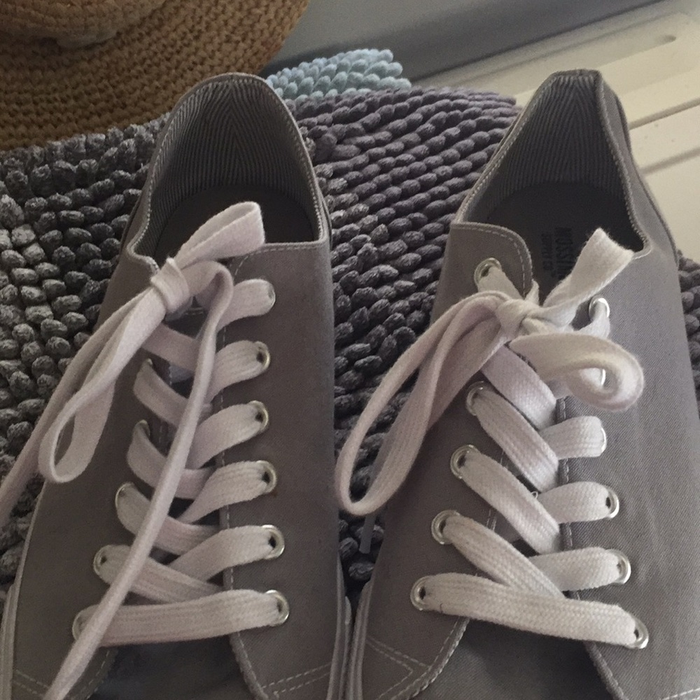 Tennis shoes